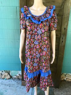 "Amazing vintage 70's paisley Hawaiian ruffled prairie dress. Midi length, double ruffled collar with a layer of blue. Puffed shoulders. Hand pockets. The best leaf paisley print! Cotton bed sheet feel. Size small. Fit is true to size, due to bust measurement and lack of stretch. Made in Hawaii by Hilo Hattie. Excellent vintage condition. Such an adorable and dramatic dress. Measurements laying flat: fabric does not stretch. Armpit to armpit: 17.5\" Waist: 19\" Hips: 21\" Length: 41@" Dramatic Dress, Dramatic Dresses, Cotton Bedsheets, Ruffled Collar, Prairie Dress, Dress Measurements, Dress Midi, Cotton Bedding, Bed Sheet