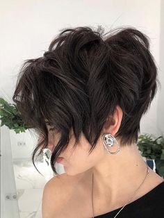 Tousled Crop Pixie-cut Lang, Brunette Hair Cuts, Half Shaved, Pixie Cut With Bangs, Brown Hair Inspo, Short Brown Hair, Edgy Short Hair, Short Hair Haircuts, Short Hair Styles Pixie