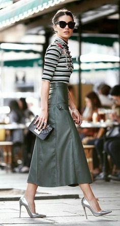 Green Leather Skirt, Street Style Skirt, Rok Outfit, Leather Skirt Outfit, Paris Mode, Chic Outfit, Looks Chic, Inspired Outfits, Cool Street Fashion