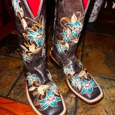 Beautiful Boots With Floral Embroidery In Blue. Brown Boots With Floral Embroidery And Round Toe, Brown Embroidered Round Toe Boots, Brown Embroidered Boots With Round Toe, Brown Embroidered Closed Toe Boots, Quince Boots, Mexico Shoes, Mexico Blue, Blue Quince, Shoes Vintage