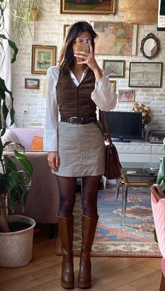 vest paired with a micro plaid miniskirt( ◠‿◠ ) Vinter Mode Outfits, 40s Mode, American Beauty, Mode Inspo, Looks Chic, Inspired Outfits, 가을 패션, Autumn Outfit