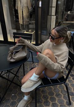 Cosy Chic Outfit, Ugg Tazz Outfit Ideas Winter, Ugg Tazz Outfit Ideas, Ugg Tazz Slippers Outfit, Ugg Aesthetic, Chica Chola, Australian Winter Fashion, Dinner Outfit Casual