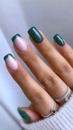 Winter 2023 Short Nails, Short Dip Powder Nails Winter, January Dip Nails, Classy Nails Short Winter, Pretty Fingers, Emerald Nails, Dark Green Nails, Christmas Gel, Nail Painting