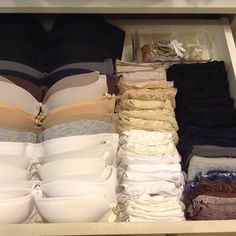 Organizando a gaveta feminina Apartment Closet Organization, Dresser Organization, Lingerie Drawer, Drawer Organizers, Home Organisation