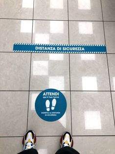 someone standing in front of a tile floor with the words distana di sicgurza on it