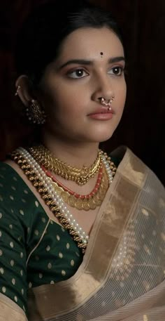 Marathi Bridal Jewellery, Pagadam Jewellery Necklace, Traditional Gold Jewellery Indian, Antique Gold Necklace Indian Bridal Jewelry, Ilkal Saree Blouse Designs, Kasu Necklace Designs, Marathi Necklace, Pagadam Jewellery, Marathi Jewellery