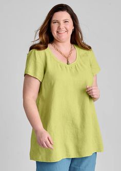 Avenue Pull - Linen T Shirt Green Short Sleeve Casual Tunic, Casual Green Short Sleeve Tunic, Clothing Blogs, Linen Bottoms, Linen Tshirts, Guest Outfit, Linen Top, Spring Looks, Linen Dresses