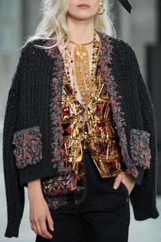 2022 Fashion Show, Coco Chanel Fashion, Classic Chanel, Knit Coat, Designer Sweater, Sweater Trends, Women Jacket