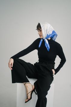 Navy Scarf Outfit, Turkish Hijab, Ponytail Scarf, Silk Headscarf, Head Scarves, Scarf Outfit, Bandana Design, Animal Nature, Flora Fauna