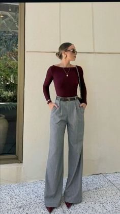 Grey pants, red blouse, pointed red heels, black-gold belt, gold jewellery Outfits With Trousers Classy, Light Summer Fall Outfits, Mid 20s Outfits, Mid 20s Fashion Outfits, Realtor Fits, Corporate Fits, Adrette Outfits, Wide Legged Pants, Fest Outfits