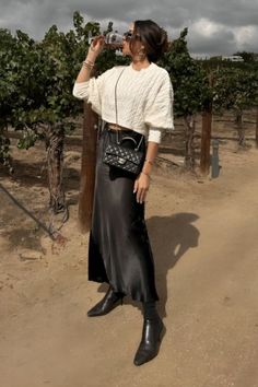 What to Wear to a Wine Tasting: 17 Outfit Ideas for Women Casual Winery Outfit Fall, Seattle Street Fashion, Country Outfits Fall, Fall Wine Tour, Wine Tasting Outfit Summer, Wine Country Outfit, Napa Outfit, Vineyard Outfit