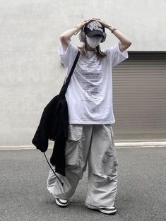 Street Tomboy Style, Baggy Shirt Outfit, Stray Kids Fashion, Tomboyish Outfits, Baggy Outfit Ideas, Chinese Fashion Street, 사진 촬영 포즈, Baggy Clothes, Tomboy Outfits