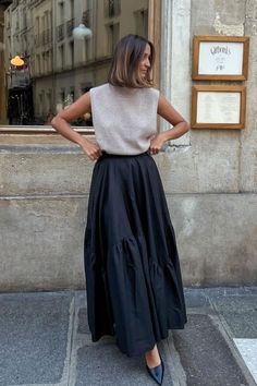 Black Taffeta Skirt Outfit, Black Tiered Maxi Skirt Outfit, Pleated Maxi Skirt Outfit, Full Skirt Outfit, Black Maxi Skirt Outfit, Black Skirt Outfits, Black Balloon, Balloon Skirt, Midi Skirt Outfit