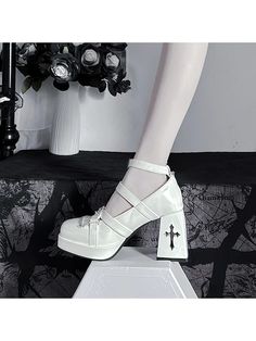 Silver-tone Studs Iron Chain Demon Cross Decorative White Lolita Shoes White Goth Shoes, White Alternative Outfit, Gothic Punk Fashion, Rock Princess, Girl Punk, White Goth, Harajuku Outfits, Punk Inspiration, Patent Shoes