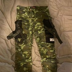 Slightly Worn Camo Csrgo Pants With Straps Cargo Pants With Straps, Pants With Straps, Olive Green Cargo Pants, Camo Cargo Pants, Green Cargo Pants, Green Cargo, Dark Olive Green, Mens Green, Black Green