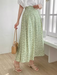 Outfits With Mid Length Skirts, Shein Floral Skirt, Soft And Feminine Style, How To Make Midi Skirt, Green Floral Midi Skirt, Casual Summer Skirt Outfits, Modest Fashion For Summer, Vintage Floral Outfits, Trendy Non-stretch Flared Skirt