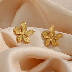 Embrace The Beauty Of Nature With Our Elegant Flower Stud Earrings, Finely Crafted In 18k Gold Plating. These Charming Earrings Feature A Delicate Floral Design That Adds A Fresh And Feminine Touch To Any Ensemble. Key Features: Material: High-Quality 18k Gold Plated For A Radiant Finish That Captures The Light Beautifully. Durability: Constructed With Hypoallergenic And Tarnish-Free Materials, Ensuring They Remain As Pristine As The Day You First Wore Them. Versatility: Perfect For Daily Wear O Flower Gold Earrings, Lily Flower Design, Small Earrings Gold, Light Weight Jewelry, Mini Earrings, Gold Rings Fashion, Flower Stud Earrings, Classy Jewelry, Gold Earrings Designs