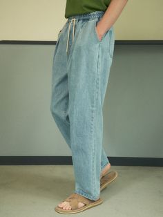 Editor's NoteHALBKREIS LAYOUT's tapered denim pants are made out of sturdy and cool cotton denim fabric. With a relaxed semi-wide silhouette and the length that drops right above the feet, it is comfortable to wear in your daily life. The inverted pin-tuck gives a relaxed vibe that looks clean outside. You can style it with various items during summer. - Front side pockets- Back patch pockets- Elastic waistband with strings- Pin tuck on front and backMeasurements (in.)S/M/L- Length: 40.16 in. / 40.55 in. / 40.94 in.- Waist: 13.78 in. / 14.57 in. / 15.35 in.- Thigh: 14.17 in. / 14.57 in. / 14.96 in.- Rise: 12.99 in. / 13.39 in. / 13.78 in.- Hem: 8.46 in. / 8.66 in. / 8.86 in.Model info: Height - 6'1, Weight: 150 lbs, Wearing size MComposition & Care- Cotton 100%- Dry clean rec Tapered Cropped Cotton Jeans, Casual Tapered Leg Denim Blue Jeans, Casual Denim Blue Tapered Leg Jeans, Casual Tapered Leg Jeans In Denim Blue, Relaxed Straight Leg Cotton Jeans, Relaxed Cotton Straight Leg Jeans, Baggy Tapered Leg Jeans For Everyday, Everyday Denim Tapered Leg Pants, Relaxed Fit Tapered Bottoms For Everyday