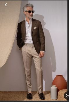 Três dicas simples para usar looks de Alfaiataria Masculina – Bugre Beige Semi Formal Outfit Men, Beige Trousers Outfit Men, Beige Trousers Outfit, Shadi Outfits, Masculine Contemporary, Pini Parma, Mens Business Casual, Suit Styles