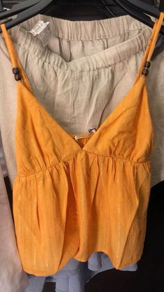 Flowy Top Aesthetic, Where To Buy Boho Clothing, 2019 Outfits Aesthetic, Orange Top Outfit Aesthetic, Flowy Summer Tops, Orange Clothes Aesthetic, Orange T Shirt Outfit, Orange Summer Outfits, Beachy Boho Outfits