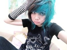 Scenemo Hair Short, Scene Haircuts Short, 2000s Emo Pfp, Emo Haircuts Medium, Scene Short Hair, Emo Hair Dye, Emo Hair Short, 2000s Emo Girl, Scenemo Hair