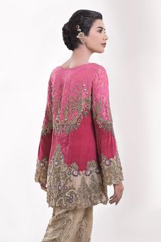 Pakistani Designer Party Suit in Pink Color Backside Look Sleeves Embroidery Design Pakistani, Latest Pakistani Suits Designs 2024, Heavy Pakistani Suits Party Wear, Dabka Work Embroidery Suits, Unique Neckline Designs, Shameel Ansari, Sleeves Embroidery Design, Heavy Suits, Casual Bridal Dress