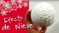 a hand holding a white ball with snowflakes on it and the words effect de nieve