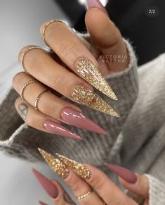 Fall Stilleto Nails 2024, Stiletto Fall Nails 2024, November Nails Fall Stiletto, Stilleto Xmas Nails, Winter Nails Stilleto, Christmas Nail Art Stiletto, Holiday Stiletto Nails Christmas, Fall Stellio Nails, Stiletto Nail Designs 2024