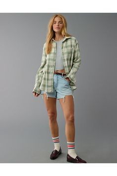 Super soft flannel/Collared neck/Full button-up front/Open pocket on chest/Button cuffs | Curved hem/This top is Real Good: Made with the planet in mind & a promise to continue to do better. Flannel And Jean Shorts, Flannel And Shorts Outfits, Flannel Outfits For Women, White Jeans Men, Flannel Outfits, Athletic Fit Jeans, Dream Jeans, Oversized Flannel, Curvy Jeans