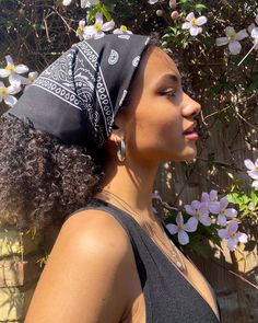 Black Hairstyles With Bandanas, Ways To Use Bandanas In Hair, Big Bandana Hairstyles, Bandana Natural Hair, Bandana Hairstyles Curly Hair, Woman With Bandana, Skater Hairstyles, Wearing Bandana, Bandana Outfit