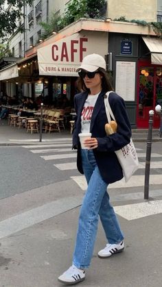 European Sneakers Street Styles, Casual Chic Sneakers Outfit, Woden Sneaker Outfit, European Spring, Celana Fashion, Trainers Outfit