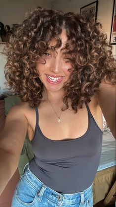 Brown highlights curly hair latina Short Curly Haircuts Highlights, Full Curly Bangs, Protective Hairstyles For 3b Curly Hair, Medium Length Curly Hair Balayage, Ashy Brown Curly Hair, Short Brown Curly Hair With Highlights, Caramel Highlights Brown Hair Balayage Honey Dark Blonde Curly, Natural Curly Hair Color Ideas Balayage