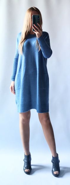 Oversize dress in the color of bright jeans with pockets, long drooping shoulder, tight sleeve. Dimensions Length 90cm Width 60cm 25cm long arm Sleeve length 38cm Composition 18% wool, 55% acrylic, 20% polyester, 7% polyamide Universal size Casual Long Sleeve Dresses With Side Pockets, Long Sleeve Dress With Pockets For Fall, Long Sleeve Fall Dress With Pockets, Spring Long Sleeve Dress With Slip Pockets, Casual Fall Dresses With Slip Pockets, Long Sleeve Stretch Dresses With Pockets, Long Workwear Dresses With Pockets, Casual Long Sleeve Dress With Pockets, Oversized Spring Dresses With Side Pockets