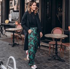 Patterned Joggers Outfit, Black Graphic Print Pants For Fall, Jacquard Pants Outfit, Patterned Palazzo Pants Outfit, Bold Pants Outfit, Pattern Pants Outfit Work, Chic Printed Fall Pants, Chic Patterned Printed Pants, Statement Pants Outfit