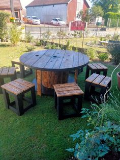 recyclage touret bois Outdoor Pub Table, Beer Garden Ideas, Barrel Decor, Diy Backyard Patio, Diy Outdoor Table, Outdoor Bar Furniture