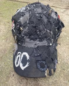 Patch Hats Diy, Alt Clothes Diy, Punk Hat, Punk Ideas, Plus Size Grunge, Punk Style Outfits, Punk Patches