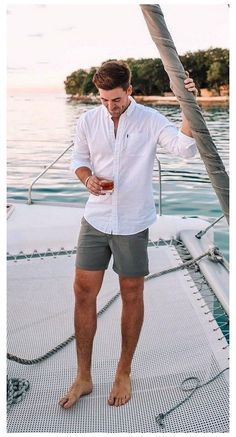 Camisa branca social, devo mesmo ter uma? Essa é uma pergunta que muitos se fazem. Já podemos adiantar que a resposta é sim, você dever ter pelo menos uma camisa social branca em seu guarda-roupas. Men’s White Shirt Outfit, Shorts And Shirts For Men, Summer Look For Men, Yachting Outfits Men, Mens White Shorts Outfit, Men Looks Summer, Mens Yacht Outfit, Men Summer Holiday Outfit, Summer Holiday Fits Men