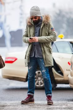 Casual Outfits With Boots, Olive Parka, Leather Work Boots, Blue Ripped Jeans, Fashionista Art, Cooler Look, Parka Jacket, Mens Casual Outfits, Men Looks