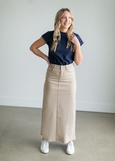 "Casual and Chic: Denim Skirt Looks You'll Love" Khaki Skirt Outfits, Long Denim Skirt Outfits, Long Khaki Skirt, Pink Pleated Midi Skirt, Everyday Skirt, Denim Skirt Trend, Everyday Skirts, Denim Skirt Outfits, Long Skirt Outfits