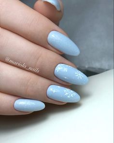 Easy Nail Art Blue And White, Blue With White Snowflakes Nails, Light Blue And Snowflake Nails, Winter Nail Designs Blue And White, Blue Nails White Snowflake, Baby Blue Christmas Nails Almond, Snowflake Nail Design Almond, Light Blue Nails Snowflakes, Cute Christmas Nails Snowflakes