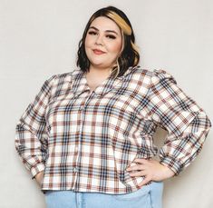 The Patina Blouse is a collared, v-neck, button up top. The sleeves are full and the pattern includes options for a short sleeve or long sleeve with cuff and continuous bound placket. Illustrated Ladies, Beginner Sewing Patterns, Statement Sleeves, Dolman Sleeve Tops, Square Neck Top, Gathered Sleeves, Button Up Top, Sewing For Beginners, Everyday Dresses