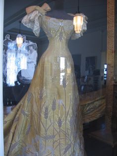 queen+marie+of+romania | 1896 Marie of Romania's gown worn to Nicholas II's coronation | Grand ... Period Dress, Old Dresses, Victorian Clothing, Antique Dress, Vintage Gowns