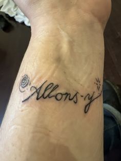 a person with a tattoo on their wrist that says, alonys y '