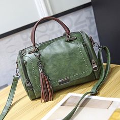 Korean Bag, Boutique Gifts, Cowhide Handbags, Pu Leather Bag, Leather Handbags Women, Design Del Prodotto, Boston Bag, Womens Crossbody Bag, Retro Stil