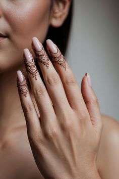 Dotted Henna Designs, Nail Mehndi Design, Minimal Modern Mehndi, Dotted Mehndi Designs, Minimal Finger Mehendi, Minimalist Mehendi Designs Back, Mehndi Ideas Simple, Mehndi Designs Simple 2024, Minimal Mehendi Designs Aesthetic Palm