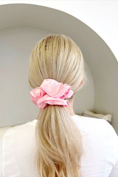 Looking for cute aesthetic scrunchies for scrunchie hairstyles? Discover our collection of cute hair accessories like this pink silk scrunchie. Aesthetic Scrunchies, Cute Hair Accessories, Cute Hair, Hair Scrunchies, Cute Aesthetic, Tie Styles, Bed Head