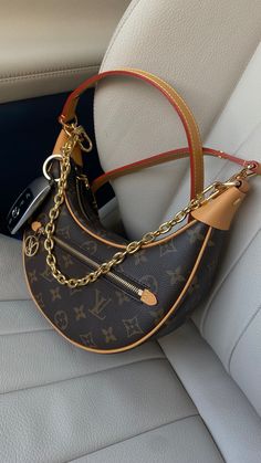 Luxury Purses Louis Vuitton, Louie Vuttion Bag, Trendy Designer Bags, Louis Vuitton Loop Bag, Luxury Shoulder Bags, Luxury Designer Bags