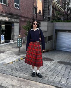 Woman Kilt Outfit, Kilt Fashion Women Outfit, Modest Pleated Skirt Outfit, Check Midi Skirt Outfit, Long Kilt Outfit Women, Kilt Skirt Outfit, Christmas Sweater And Skirt Outfit, Midi Skirt With Loafers, Tartan Skirt Outfit Winter