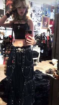 Alternative Cargo Pants Outfit, Y2k Outfits Punk, Alt Clothing Stores, Alt Bimbocore Outfits, Alt Jeans Outfit, Fem Y2k Outfits, Grunge Y2k Outfits Baggy, Baggy Goth Outfit, Goth Pants Outfit