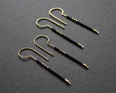 "You'll get simple, modern elegance with these long bar beaded earrings! Featuring matte black beads with a POP of shiny gold, these seed bead earrings are very lightweight, making them perfect for everyday wear! * Handmade brass ear wires (pick between \"Classic Smooth\" or \"Sparkling Texture\") * Matte black and shiny gold glass beads Measures just a little over 2.25in (57mm) from top to bottom. Procurez-vous une élégance simple et moderne avec ces longues boucles d'oreilles perlées! Composées de perles de rocaille noires mattes avec un POP de doré brillant, ces boucles sont très légères, ce qui les rendent parfaites pour la vie de tous les jours ! * Crochets d'oreilles en laiton faits à la main (choix de fil \"Classic Smooth\" ou \"Sparkling Texture\") * Billes de verre couleur noir ma Diy Metal Earrings, Black Earrings Elegant, Black Beaded Earrings, Gold Beaded Earrings, Wired Jewelry, Woven Earrings, Gold Bead Earrings, Western Earrings, Loop Earrings